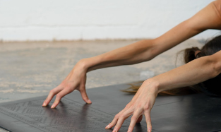 15 Minute Christmas Eve Yoga to Relax Before the Big Day